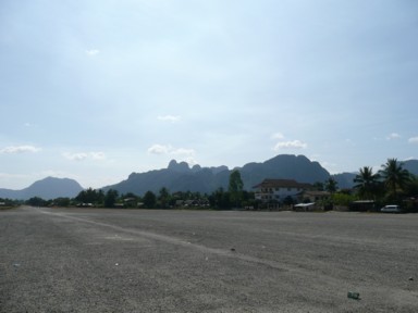 かつて戦闘機が飛び立った場所の今の平和な姿