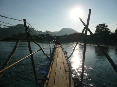 清流にかかる手造り感満載の木の板の橋