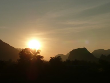 ダイナミックな山に沈む南国の夕暮れ