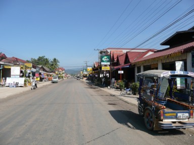 小さなメイン通りに並ぶ多様な商品