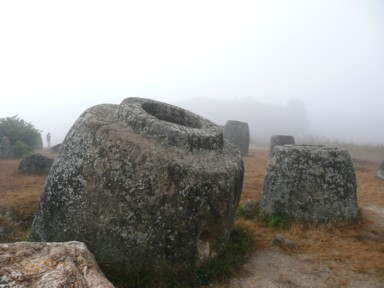朝霧の中に浮かぶ巨大な石壺