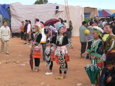若者たちが男女でボールを投げ合う
