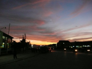 薄暗い素朴な町のきれいな夕暮れ