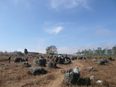 無造作に転がる数百個の石壺