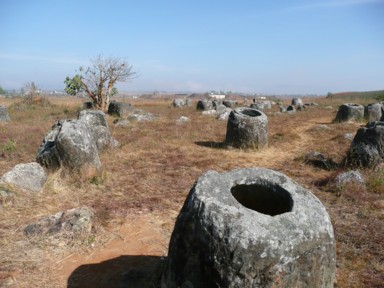 広大なジャール平原に転がる巨大な石壺
