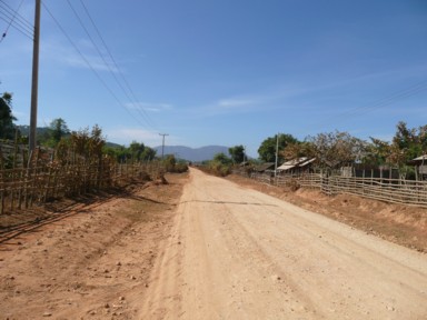 田舎の舗装されていない道