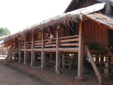 木と藁ぶきの家が並ぶ田舎の風景