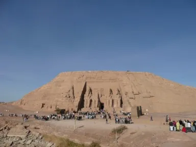 砂漠にそびえるアブ・シンベル神殿の外観とたくさんの観光客の景色と見どころ