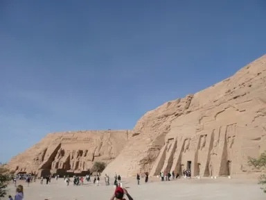 アブ・シンベル神殿とアブ・シンベル小神殿と観光客の景色
