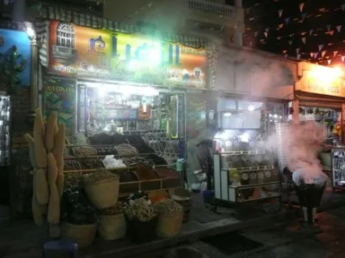 アスワンに並ぶ商店のお香屋さんが放つ白い煙や食堂が放つ鶏肉を焼く煙