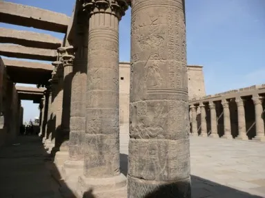 アスワンのイシス神殿の黒い柱に残るレリーフ