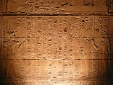 イシス神殿の内部の壁に描かれた古代文字