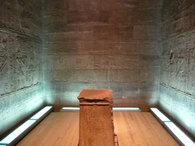 アスワンのイシス神殿の1番奥にある小さな部屋の巨大な岩と壁のレリーフ