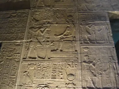 アスワンのイシス神殿の壁一面に刻まれた絵と象形文字の光景