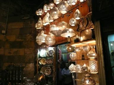 カイロのハーン・ハリーリのランプを売る商店の光景