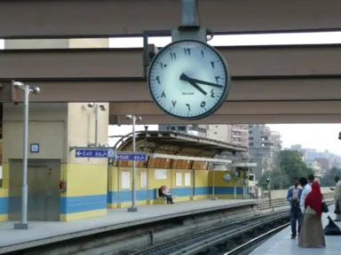 カイロの地下鉄の駅の時計のアラビア数字ではない文字の光景