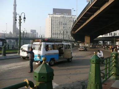カイロ駅の近くの大都会の車とビルとモスクの景色の見どころ