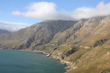 チャップマン・ピーク・ドライブの雄大な山と海を見ながら走る絶景の道