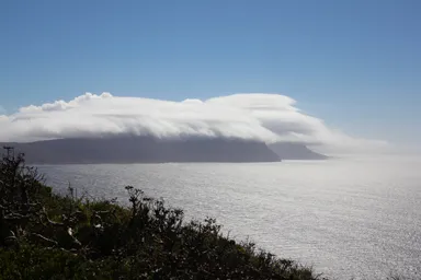 ケープ半島の晴れているのに断崖の頂上だけ帽子のように雲がかかり続ける様子