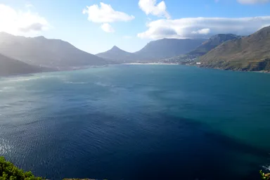 ケープ半島のチャッピーから眺めるハウト湾の絶景の海と山の景色