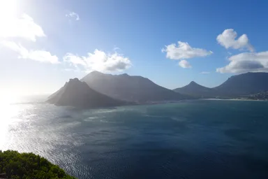 ケープ半島のチャップマンズ・ピーク・ドライブから眺めるハウト湾と山々の景色