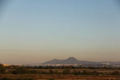 チュニジアのカルタゴの遠くに地中海が見える夕暮れの景色