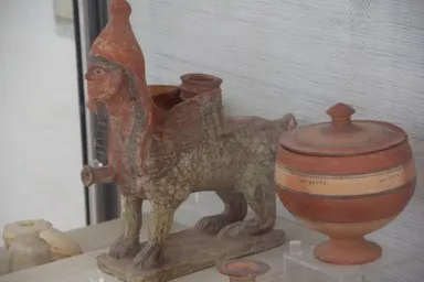 カルタゴ博物館の4本足の人の顔をした注ぎ口の付いたポットの展示物