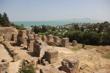 カルタゴのビュルサの丘から眺める遺跡の土台の跡と水色の地中海の光景の見どころ