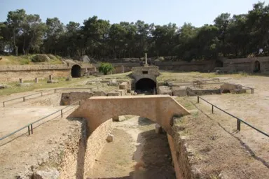 チュニジアのカルタゴの地下部分が崩れて見える円形闘技場の光景