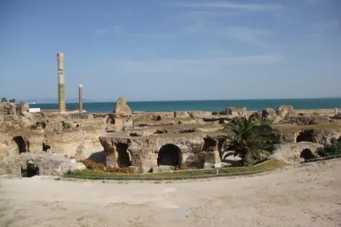 チュニジアのカルタゴの誰もいないアントニヌスの共同浴場の遺跡が広がる景色