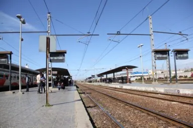 カサブランカのカサ・ヴォワジャー駅ののんびりとしたホーム