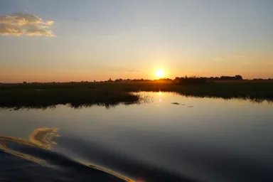 チョベ国立公園のボートサファリからチョベ側に沈む夕日の光景