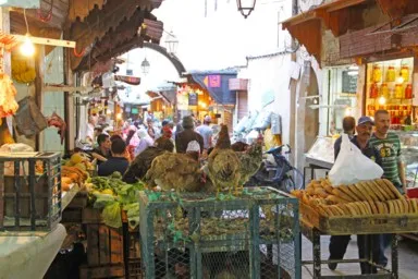 フェズのお店の前で生きたニワトリがいる景色