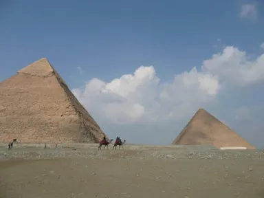 ギザのクフ王とカフラー王のピラミッドとラクダが歩く光景