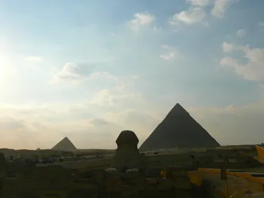 夕暮れのスフィンクスとピラミッドがシルエットになる光景