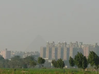 街のマンションの横に薄っすら姿を現す巨大なピラミッド
