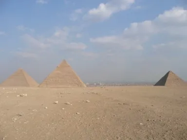 ギザの3つのピラミッドの裏側から見た街を合わせて見える光景