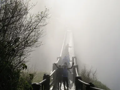 ザンビアのヴィクトリア・フォールズの小さなナイフス・エッジの橋の上は台風のような大雨になっている光景