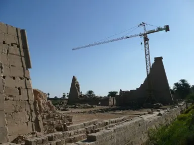 ルクソールのカルナック神殿の現代のクレーンで修復中の様子