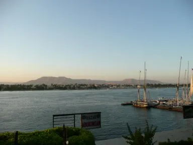 ルクソールの夕暮れの静かなナイル川の風景