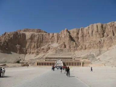 ハトシェプスト女王葬祭殿の現代に造られたような整然とした古代遺跡の風景