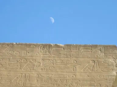 ルクソール神殿の柱に描かれた古代文字とそれを見つめる月