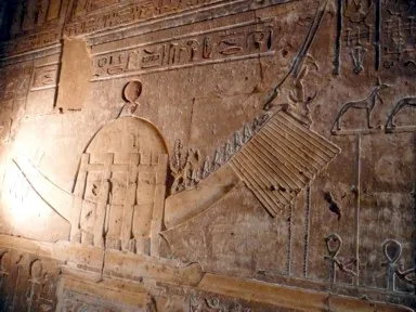 ルクソールの誰もいないデール・イル・マディーナ神殿の古代の船出を想像させる壁のレリーフ