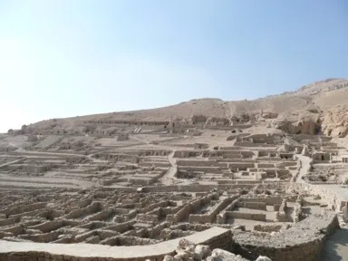 ルクソールのデール・イル・マディーナの労働者の村の土台の跡が残る様子