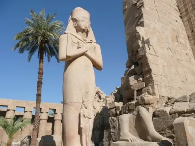 ルクソールのカルナック神殿の入り口のビネジェムの像の光景の見どころ