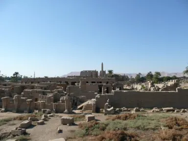ルクソールのカルナック神殿の広大な崩れた遺跡の景色