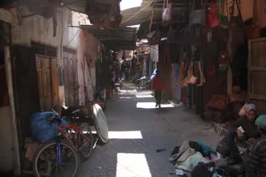 マラケシュの裏路地の生活感がただよう素朴な光景