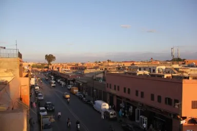 マラケシュのオレンジ色をした街が夕暮れでよりオレンジに染まる景色
