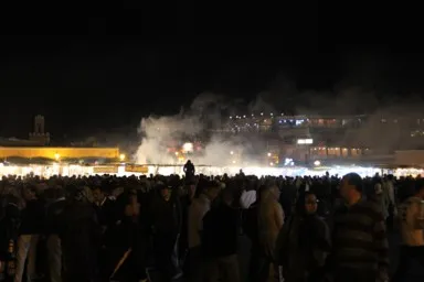 マラケシュのフナ広場の毎晩続くお祭りのような人の多さの景色