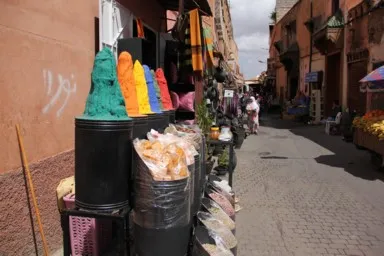 マラケシュのスークの見たこともないカラフルな粉が並ぶ店の光景
